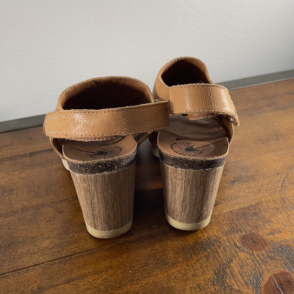 OTBT Tan Leather Cutout Wedges - Picture 4 of 10